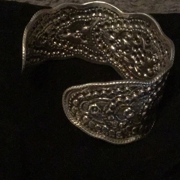 STERLING SILVER STAMPED 925 SCALLOPED EDGE CUFF. - Picture 2 of 9